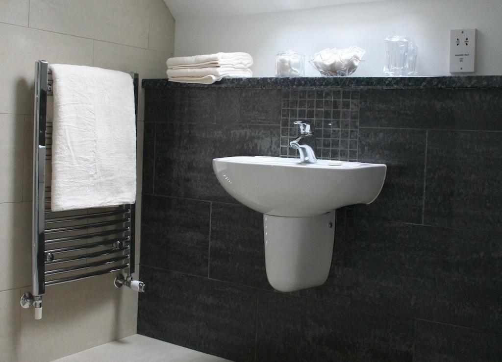 Mead Lodge B&B Corsham Room photo